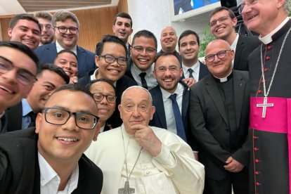 Els seminaristes amb el papa i el bisbe Vives, a la dreta.