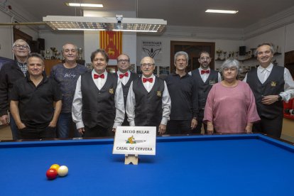 A la imatge, una part de l’equip d’àrbitres i de l’organització del club de billar del Casal de Cervera.