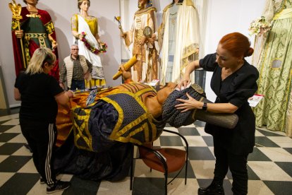 Professionals de la perruqueria Mata & Campanya de Lleida van empolainar ahir els gegants.