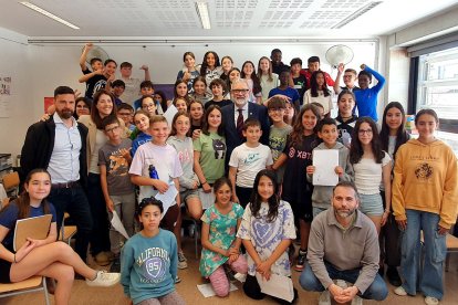 Alumnes de sisè de Primària de l’escola La Mitjana van entrevistar l’alcalde, Fèlix Larrosa.