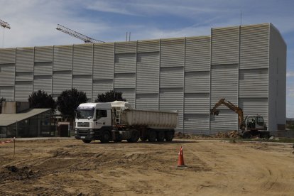 Les obres per instal·lar els mòduls prefabricats van començar ahir a la plaça de l’hospital Arnau.