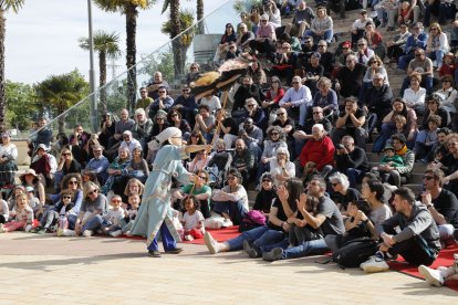 Les grades de la plaça de la Llotja, plenes per veure ‘Art-Ilusio’ de Markeliñe ahir a la tarda.