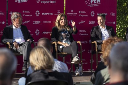 Arantxa Sánchez Vicario, ahir en la taula redona de Lleida, entre José Luis Solans i Jordi Tamayo.