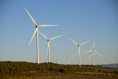 Alguns dels aerogeneradors del parc eòlic Solans, entre Llardecans i la Granadella.