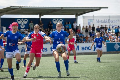 Elisa intenta superar la pressió de tres rivals de l’Espanyol, que proven de prendre-li la pilota.