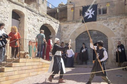 Inici del recorregut de la recreació hospitalera a Casa Valls, en la qual ahir es van formar llargues cues.