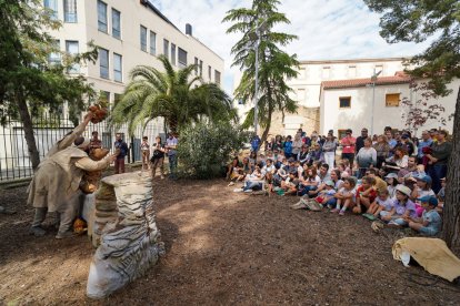 El pati del convent de Santa Clara va acollir al matí una nova sessió de l’obra ‘La osa estelar’ de Teatro Panta Rhei Antzerkia davant d’un nombrós públic.