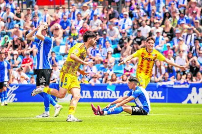 Jon Bakero va anotar el gol de l’empat que va fer emmudir el Rico Pérez.