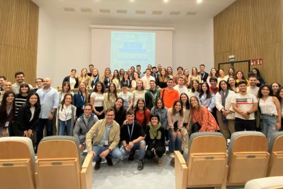 Els nous residents que cursaran especialitats hospitalàries o d’Atenció Primària, ahir a la sala d’actes de l’Arnau de Vilanova.