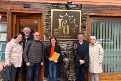 Marta Vilalta (al centre) va visitar ahir la Val d’Aran.