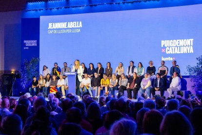 Jeannine Abella, durant la seua intervenció a Argelers davant de membres de la candidatura de Junts per Lleida que ella lidera.