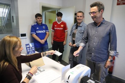 Un grup d’aficionats, ahir a les oficines del Lleida.