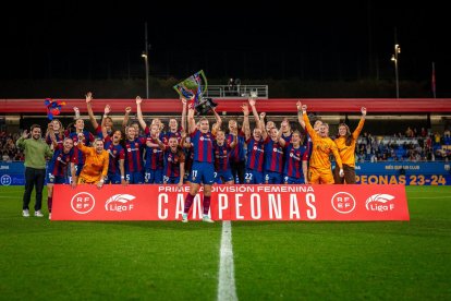 El Barça goleja l'Athletic (7-0) i rep el trofeu de campió de la Lliga F