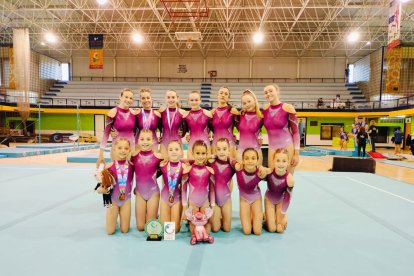 Un grup de gimnastes del Club Gimnàstic Lleida a Sevilla.