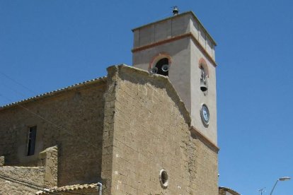 Església de Vallfogona, que té el campanar de planta quadrada.