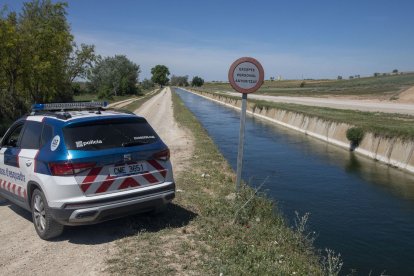 Vista del lloc on va ser localitzat ahir el cos sense vida al canal d’Urgell a Anglesola.