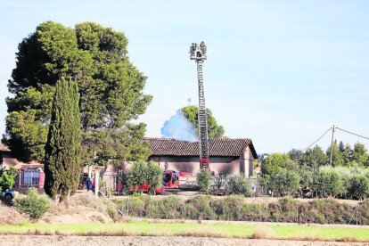 Els Bombers, ahir durant l’extinció d’un incendi en una casa a la partida Quatre Pilans.