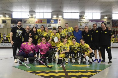 La plantilla del Vila-sana i el president, Ramon Porta, posen amb Laura Barcons, que subjecta la placa que va rebre com a homenatge.