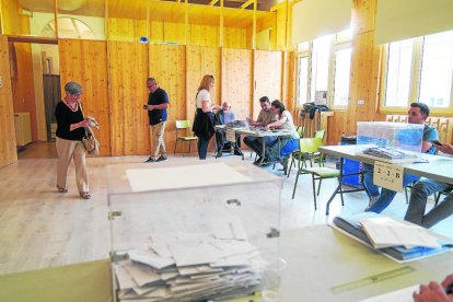 La majoria de col·legis electorals, com aquest a l’escola Camps Elisis, van registrar poques cues per votar al llarg del dia.