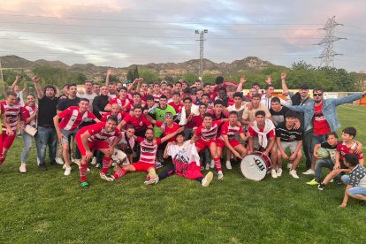 Plantilla i afició celebren l’ascens ■  L’Athletic Almacelles va aconseguir l’ascens a Segona Catalana al guanyar a l’últim sospir el Pinyana (0-1). La derrota de l’Albagés per 2-4 contra l’Albi obligava l’Almacelles a guanyar el p ...