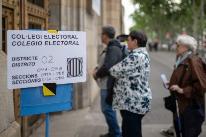 En alguns moments van arribar a registrar-se cues als col·legis electorals de Barcelona.