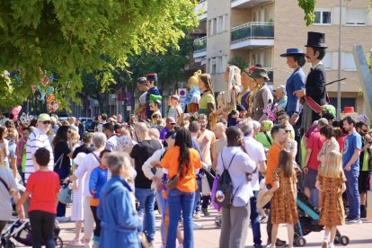 La plaça Blas Infante va ser l’escenari de la tradicional plantada de la Trobada de Gegants.