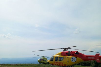 Els helicòpters del SEM i els Bombers, ahir a Àger.