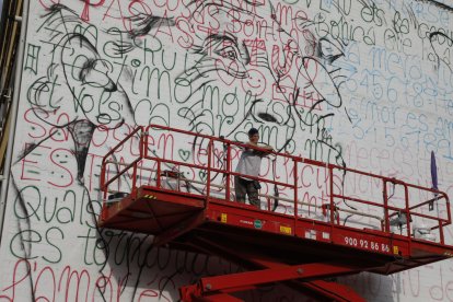 L’artista lleidatana Txus Montejano, ahir davant de les lletres gegants d’amor que va pintar en una façana.