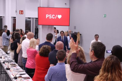 Illa va ser rebut amb aplaudiments a l’arribar a la reunió de la comissió executiva del PSC.