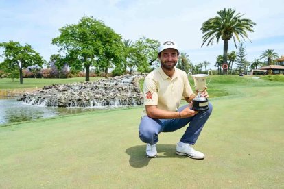 Joel Moscatel posa amb el trofeu de campió del Challenge d’Espanya.