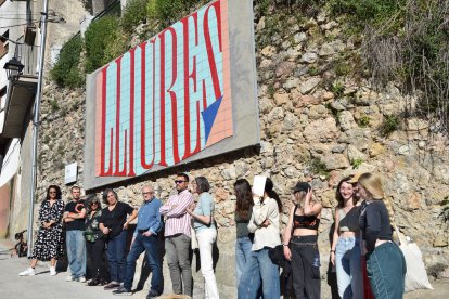 A la zona de les piscines llueix el mural ‘Lliures’ creat amb peces de ceràmica.