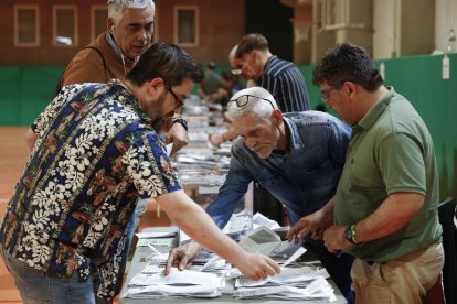 Membres d’una mesa electoral durant el recompte de vots diumenge en un col·legi de Barcelona.