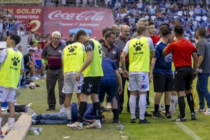 El delegat del Ieclà, atès a terra després de rebre l’impacte d’una ampolla diumenge passat.