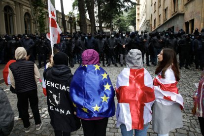 Manifestants amb banderes georgianes i de la UE en una protesta.