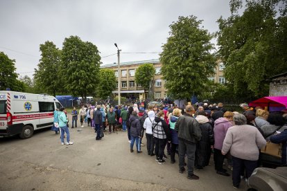 La gent fa cua al centre d’evacuació de zones de Khàrkiv.