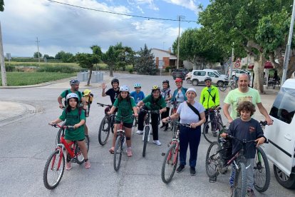 Els participants en la bicicletada cap al Castell del Remei.