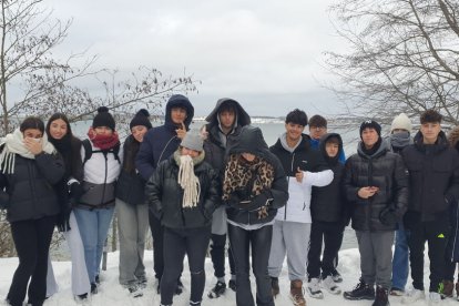 Alumnes del Montsuar i altres de locals al centre de Viljandi (Estònia).