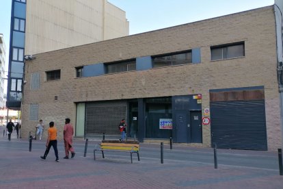 La façana del local de la plaça Noguerola que va deixar buit Mercadona i ara ocuparà Fitness Park.