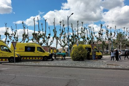 Tres ambulàncies van acudir al lloc de l’atropellament a Mollerussa.