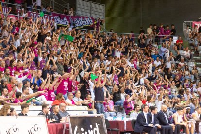 L’afició, en un moment del partit de divendres contra el Menorca, últim de la fase regular.