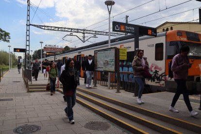 Usuaris de la línia R3 de Rodalies arriben a l’estació de Montcada per anar a buscar un autobús.