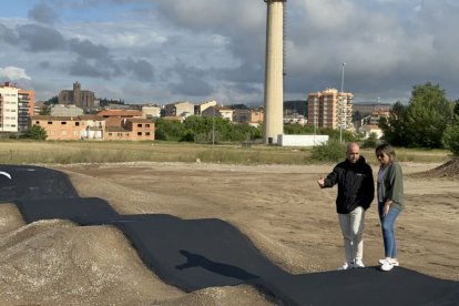 Edils de la Paeria a la zona del nou ‘pump track’.