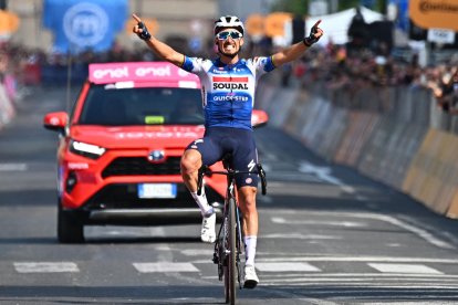 Alaphilippe, en el moment d’entrar guanyador a la meta.