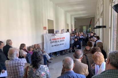 Manifestants i representants de les aules, ahir al Rectorat.