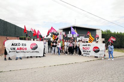 Una trentena de treballadors van protestar ahir davant les portes del centre d’Alcoletge.