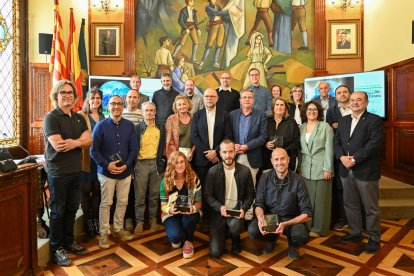 Foto dels guardonats i impulsors del Pica d’Estats, amb Oriol Clavera a baix a la dreta.