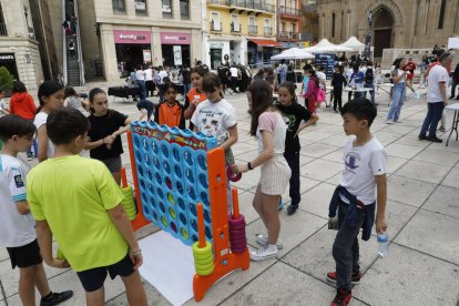 La plaça Sant Joan va acollir ahir jocs i tallers per als menors.