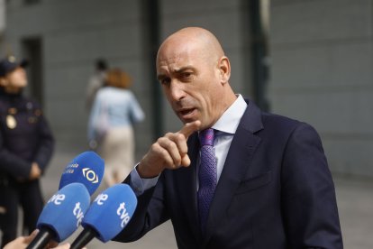 Rubiales va atendre els mitjans al sortir de l’Audiència Nacional.