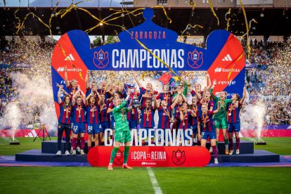 Sandra Paños, que aquest any deixa el Barça, va ser l’encarregada d’aixecar la Copa de la Reina guanyada ahir a Saragossa.