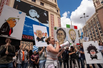 Manifestants a Madrid contra la visita de Milei i l’acte de Vox.